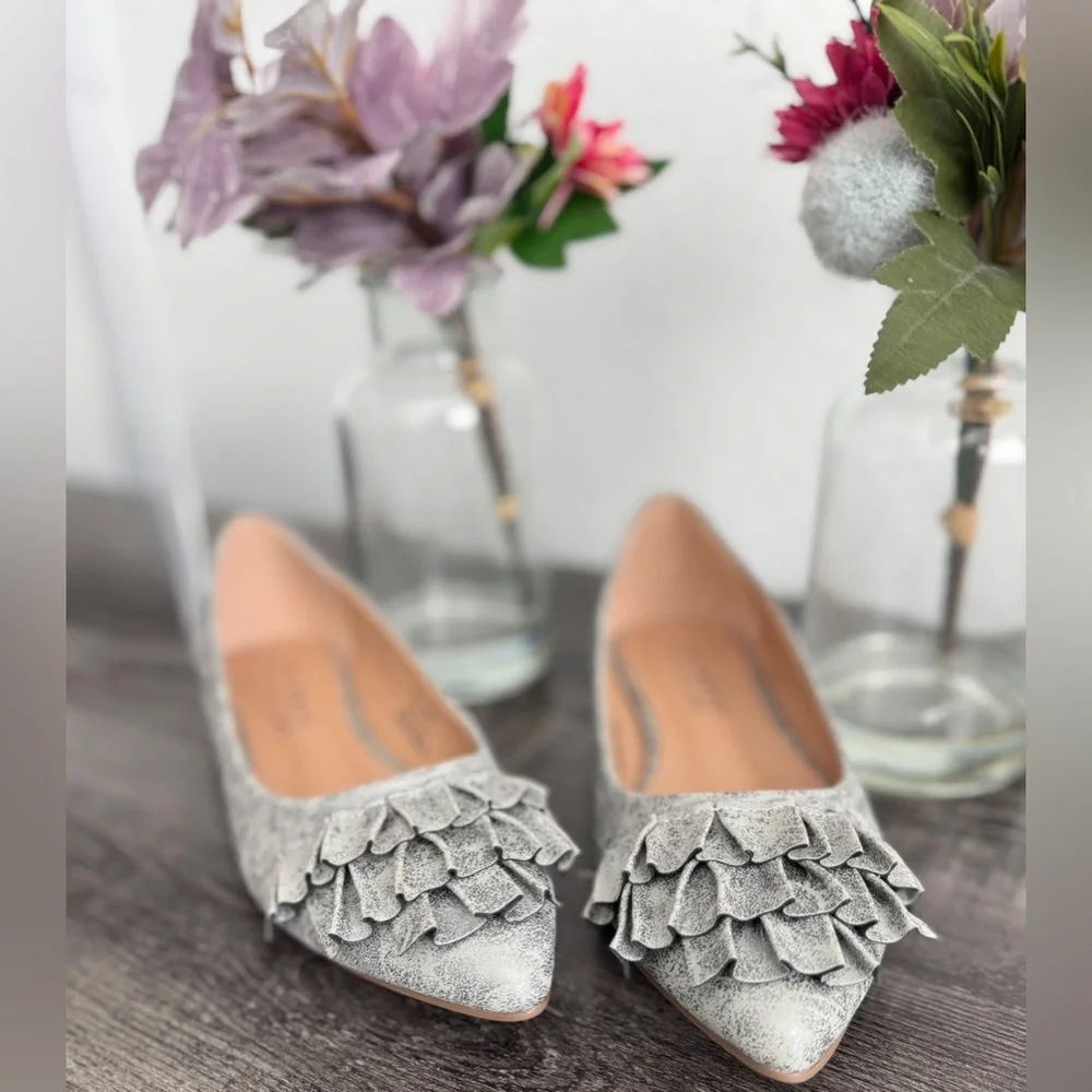 Journee Collection Silver Ruffle Pointed Toe Flats Size 8.5